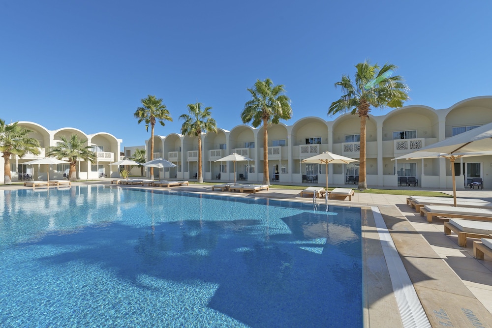 Reef Oasis Beach Resort 7/82