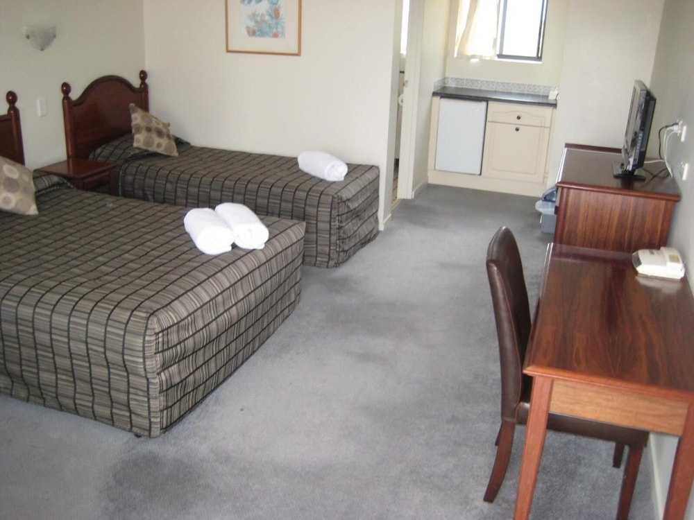 ELITE MOTOR INN 10/16