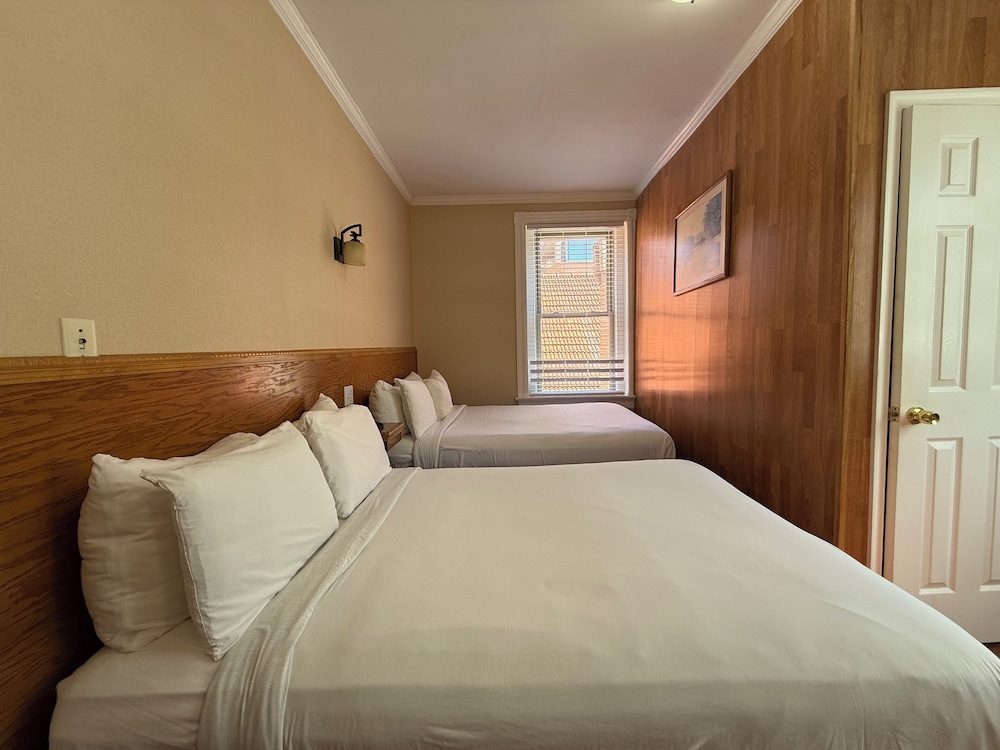 ROOM, 2 DOUBLE BEDS