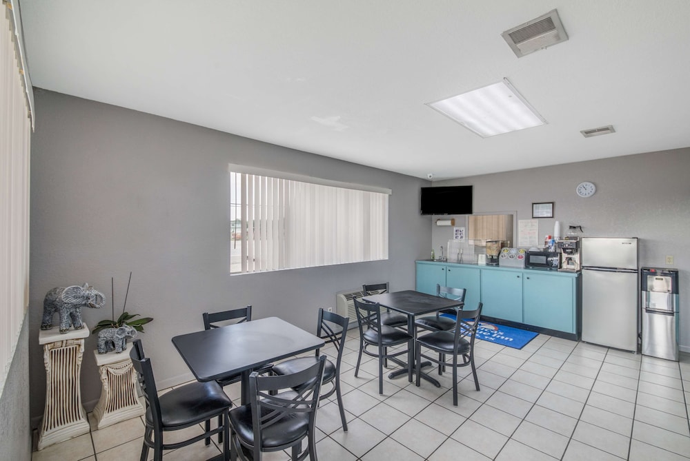 Americas Best Value Inn Giddings 26/37