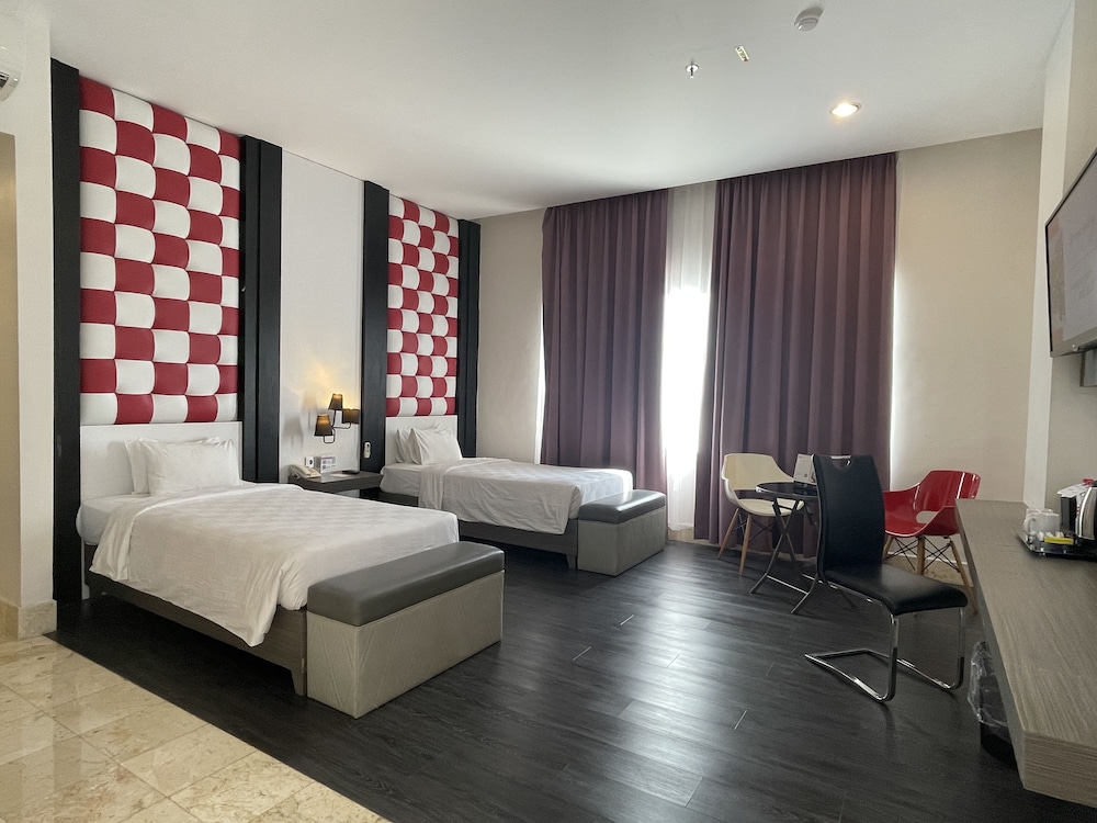 Swiss-Belcourt Makassar 14/36