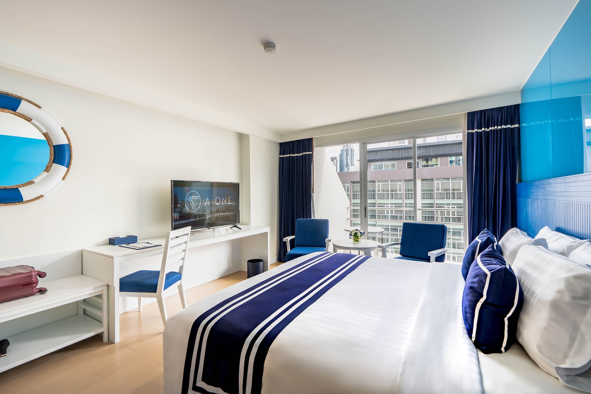 DELUXE, DOUBLE BED