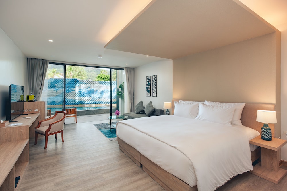 Anona Beachfront Phuket Resort 12/65