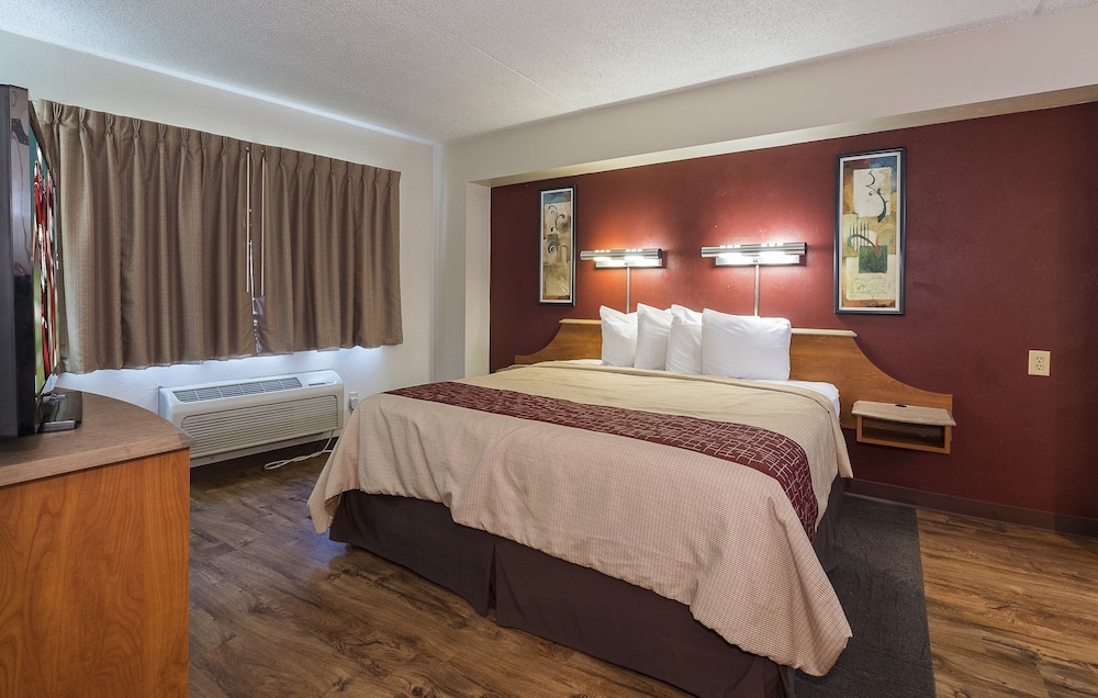 Red Roof Inn and Suites Cleveland - Elyria 17/64