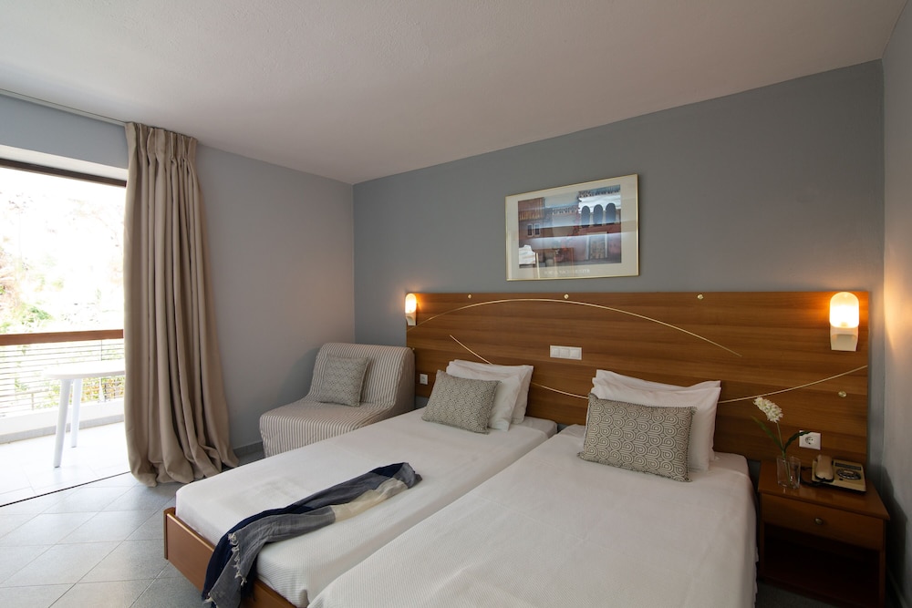 Dionysos Hotel Suites 10/68