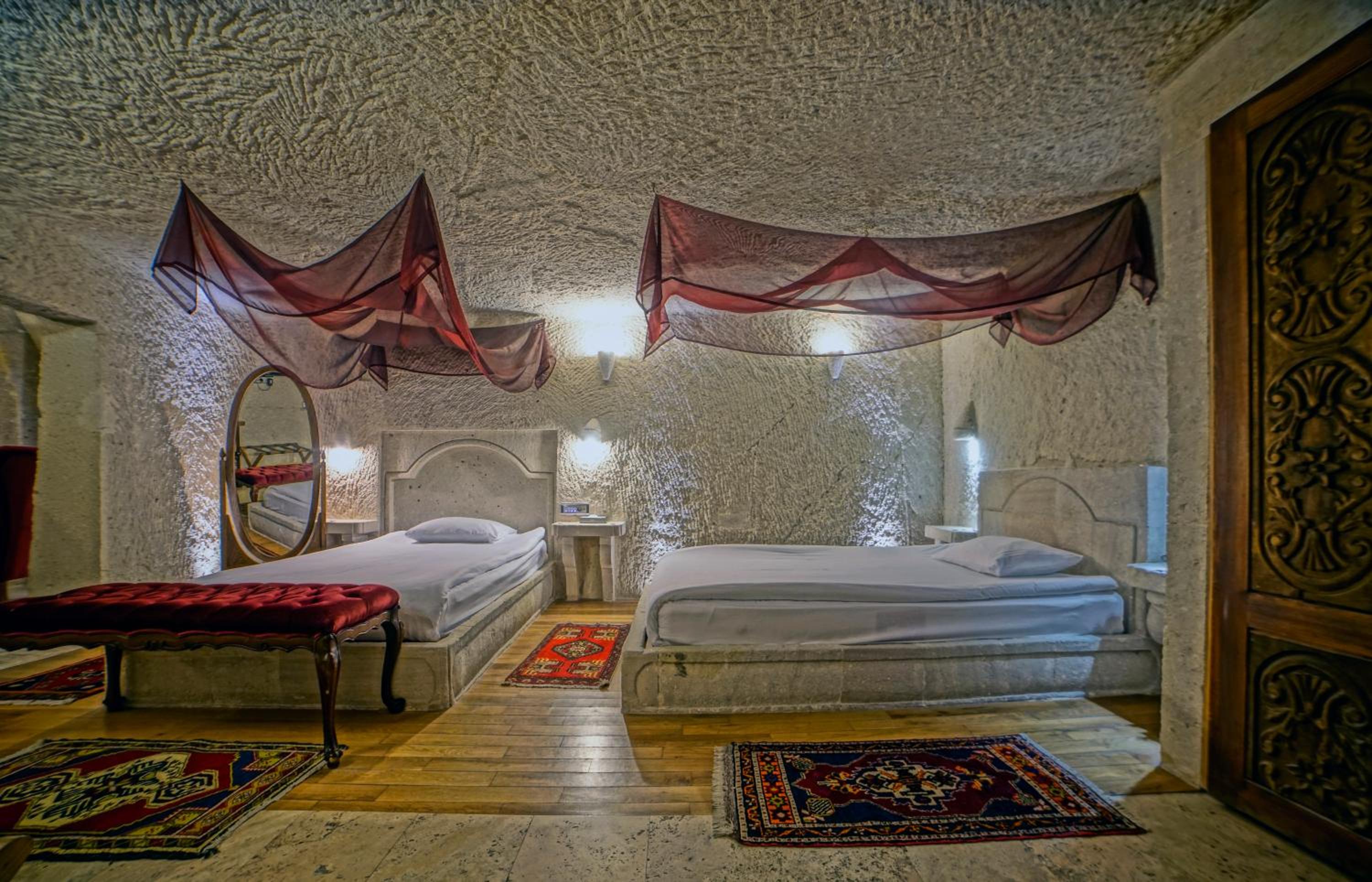 Cave, Suite