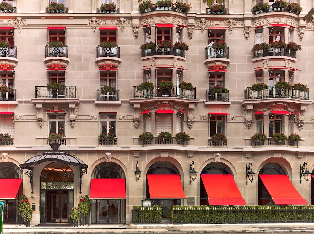 Hotel Plaza Athenee in PARIS