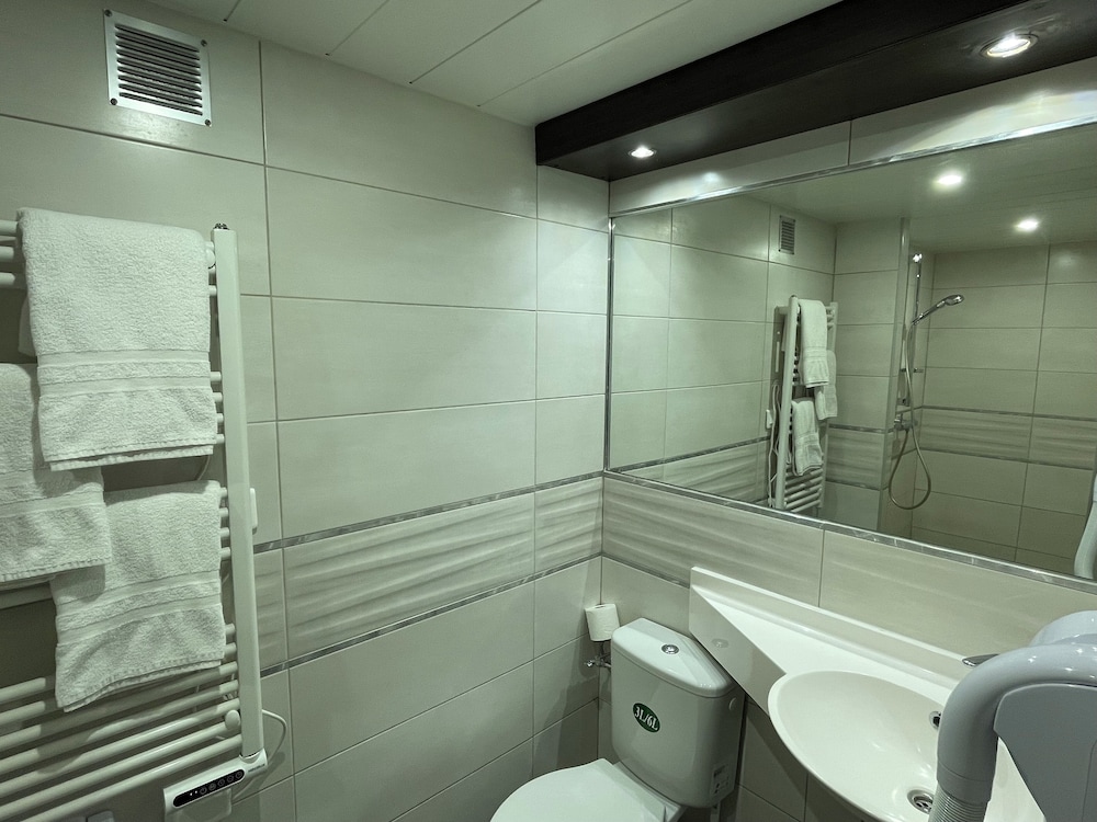 BRIT HOTEL SAINT-QUENTIN 48/53