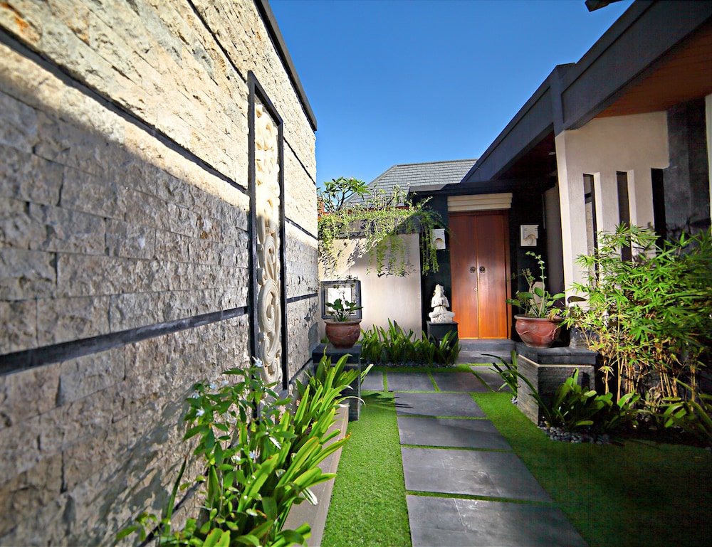 The Banyumas Suite Villa Legian 30/39