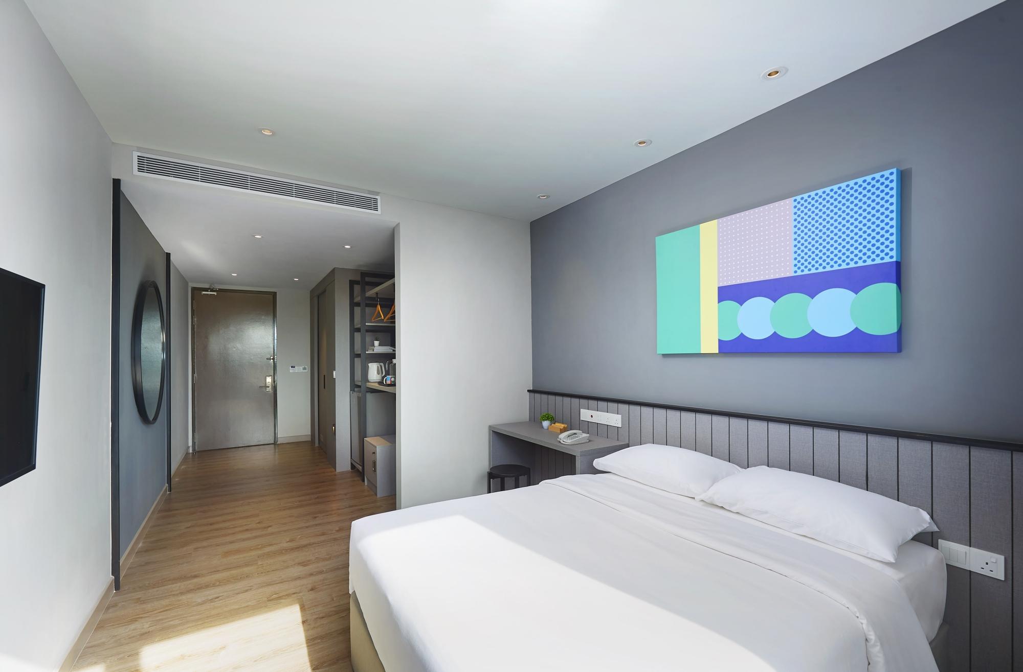 PLUS, STUDIO, QUEEN BED