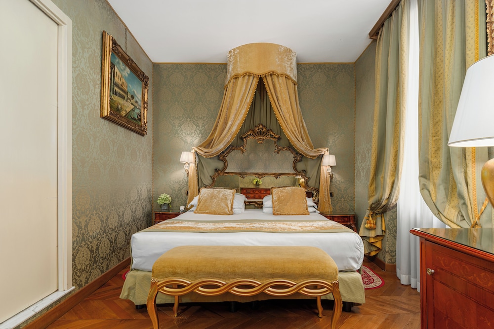 DELUXE, DOUBLE OR TWIN BED