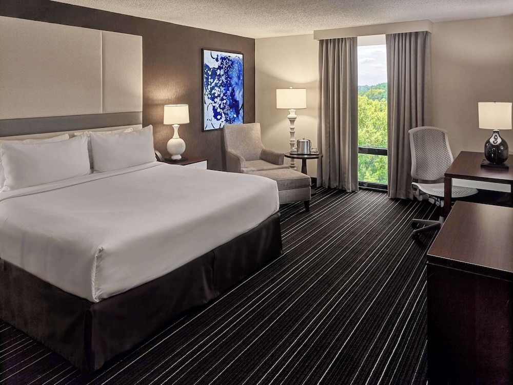 DELUXE, KING BED