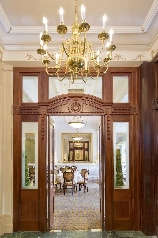Wynns Hotel 4/33