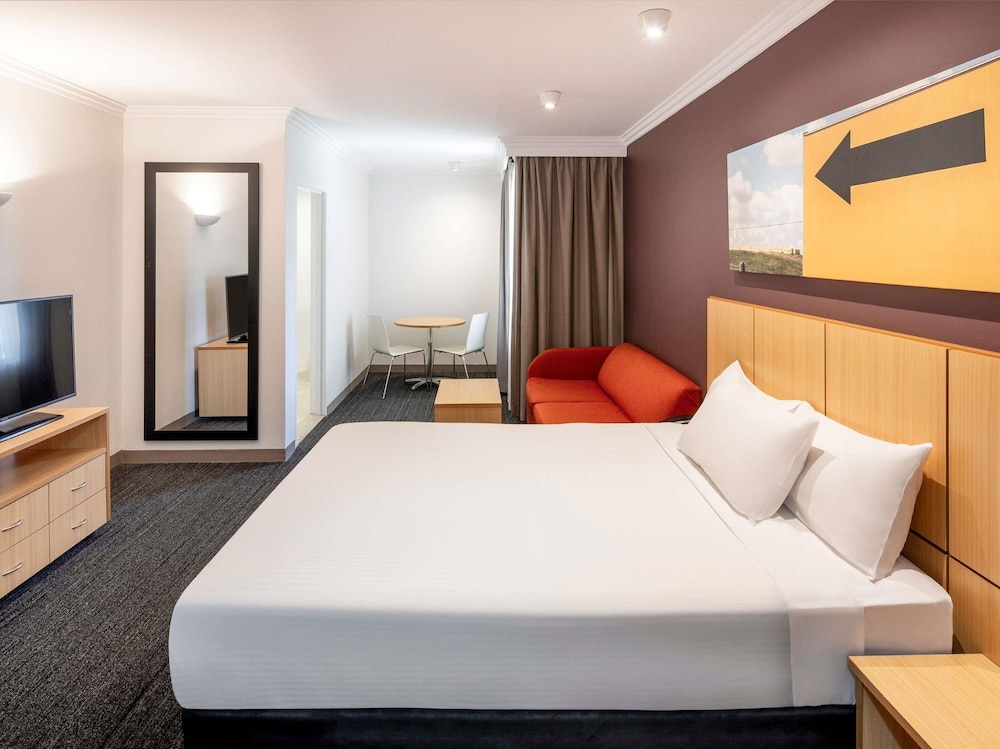 SUPERIOR, QUEEN BED