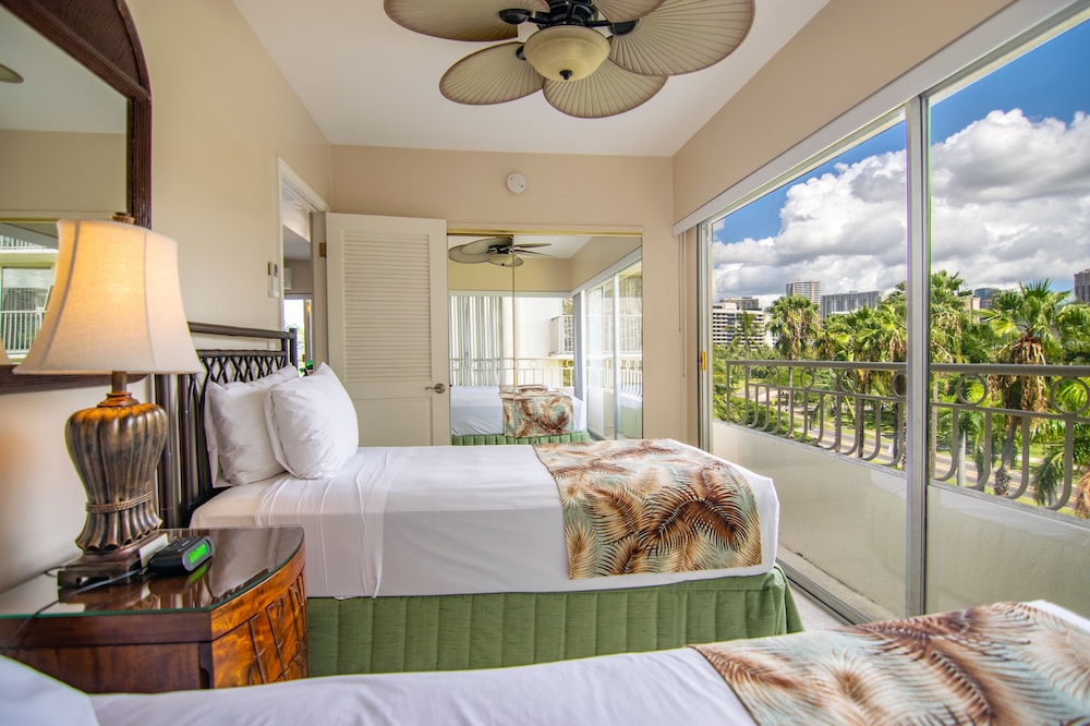 Waikiki Shore by OUTRIGGER 49/81