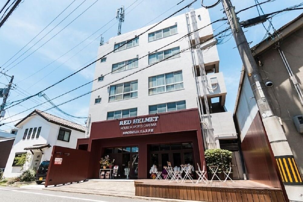 RED HELMETハウス&スポーツバー広島 写真1