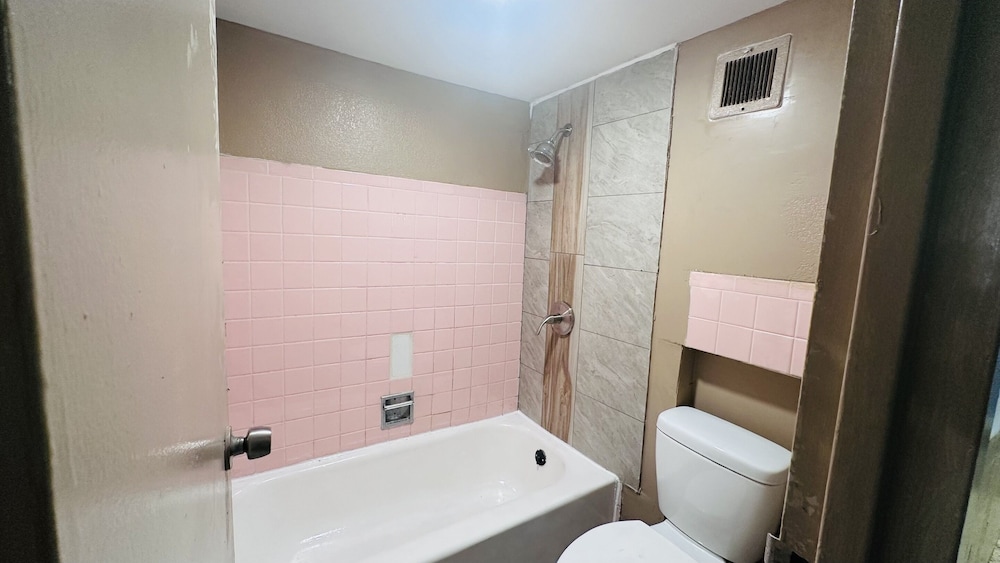 Standard, Queen Bed, Hallmark Inn By OYO Fort Wayne 3/3