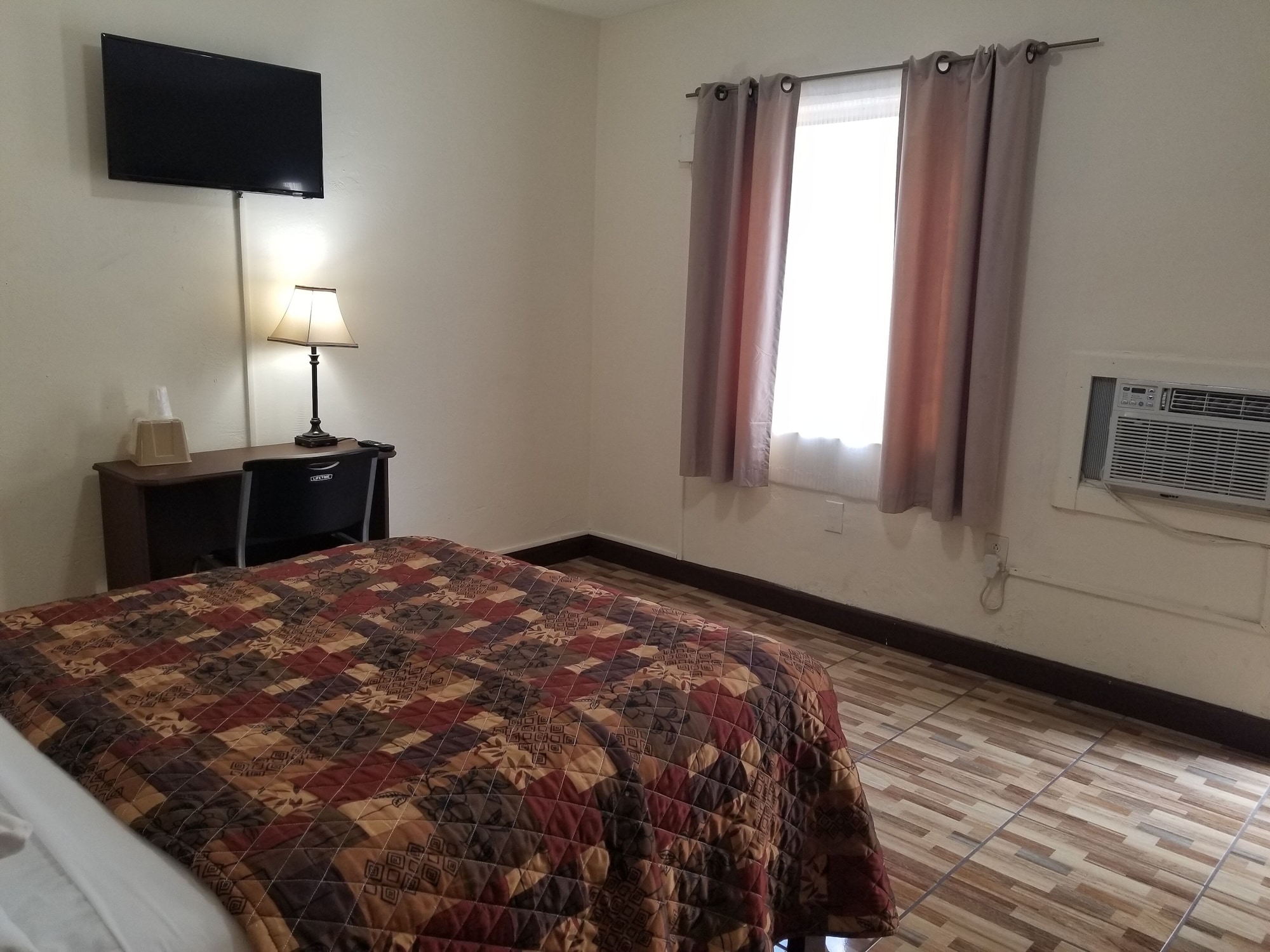 Economy, Single, Double Bed, Accessible, Parkway Inn Airport Motel 2/4