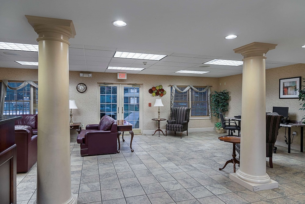 Skyways Hotel New Castle, DE 23/27