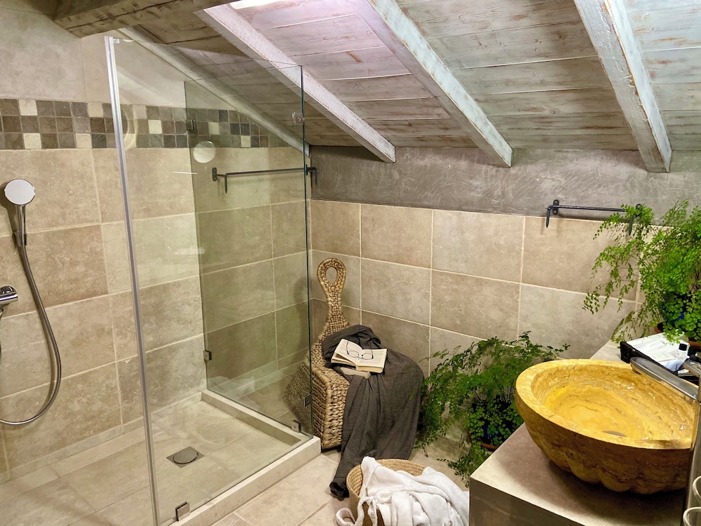 Deluxe, Suite, Double Bed, Stair Access Only, Sofa, Balcony, Attic، Amymone and Adiandi 10/10