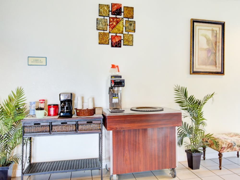 Lobby at OYO Hotel Dundee By Crystal Lake, Dundee - FL