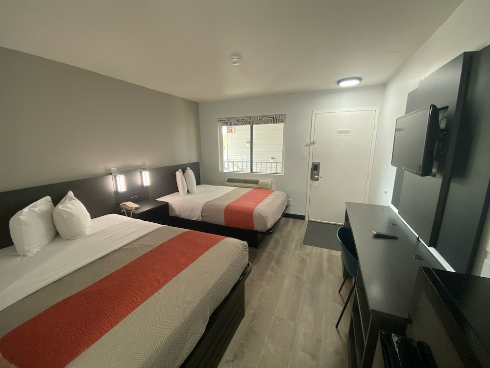 Motel6 Windsor Locks, CT - Hartford 28/66