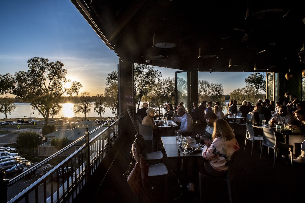 River Inn Of Harbor Town 8/67