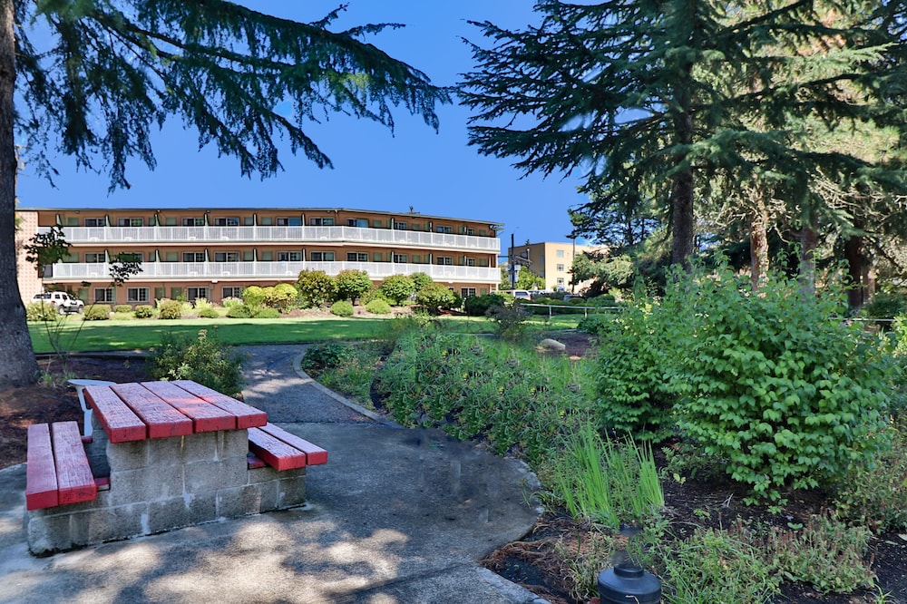 Riverfront Inn Roseburg 63/72