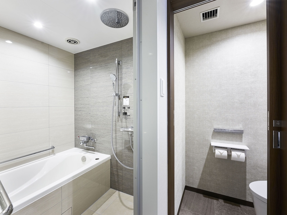 JUNIOR SUITE, 1 SINGLE AND 2 DOUBLE BEDS