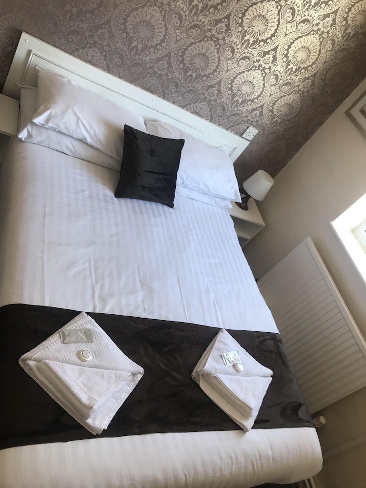 The Feathers Hotel 16/34