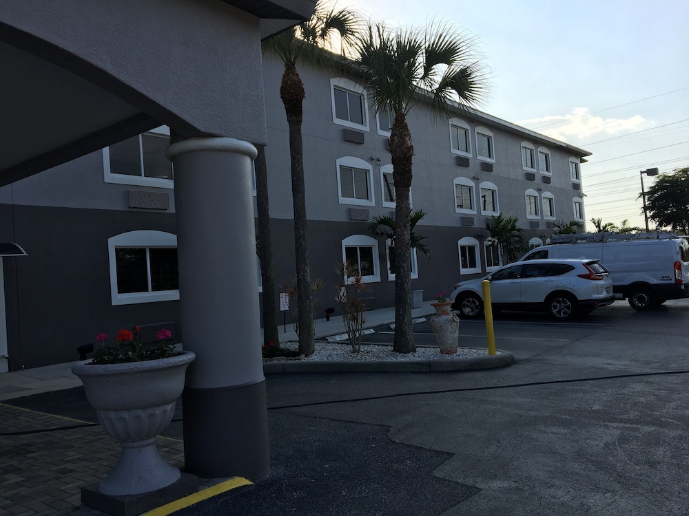 Days Inn & Suites By Wyndham Bonita Springs North Naples 21/28