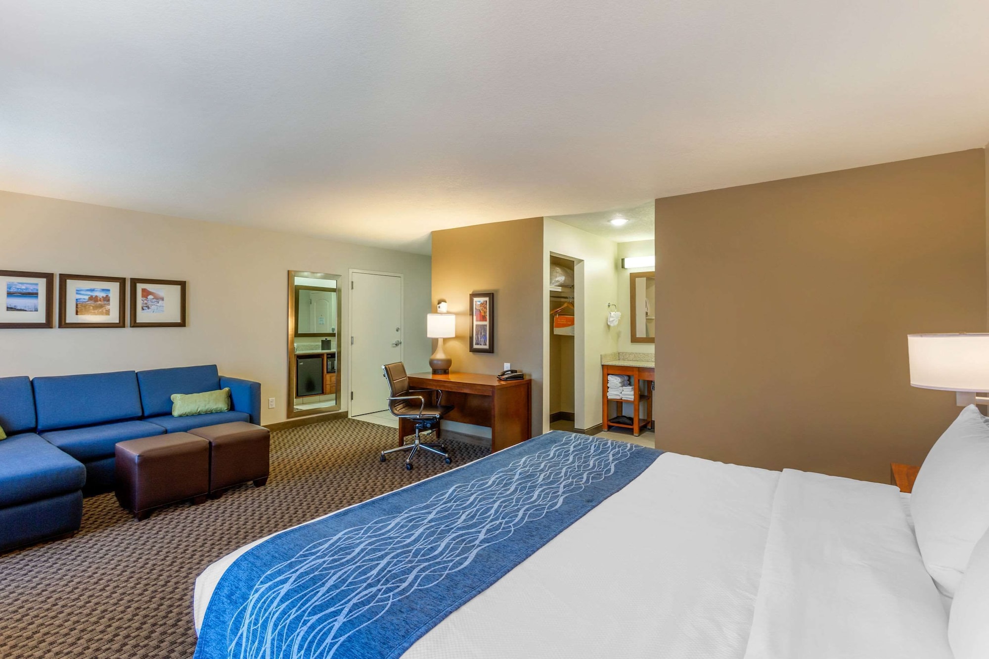 Suite, King Bed, Sofa, Accessible