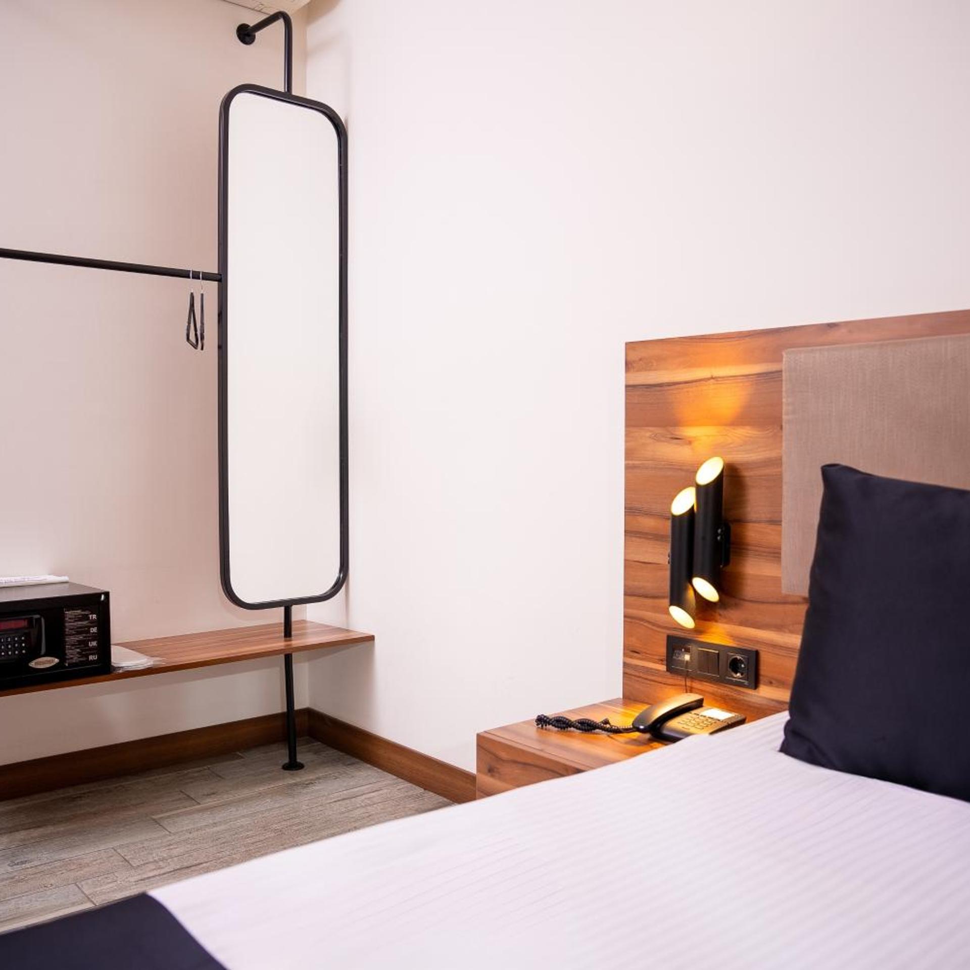 غرفة بسرير كينج بشرفة، Mari Suites Hotel 3/7