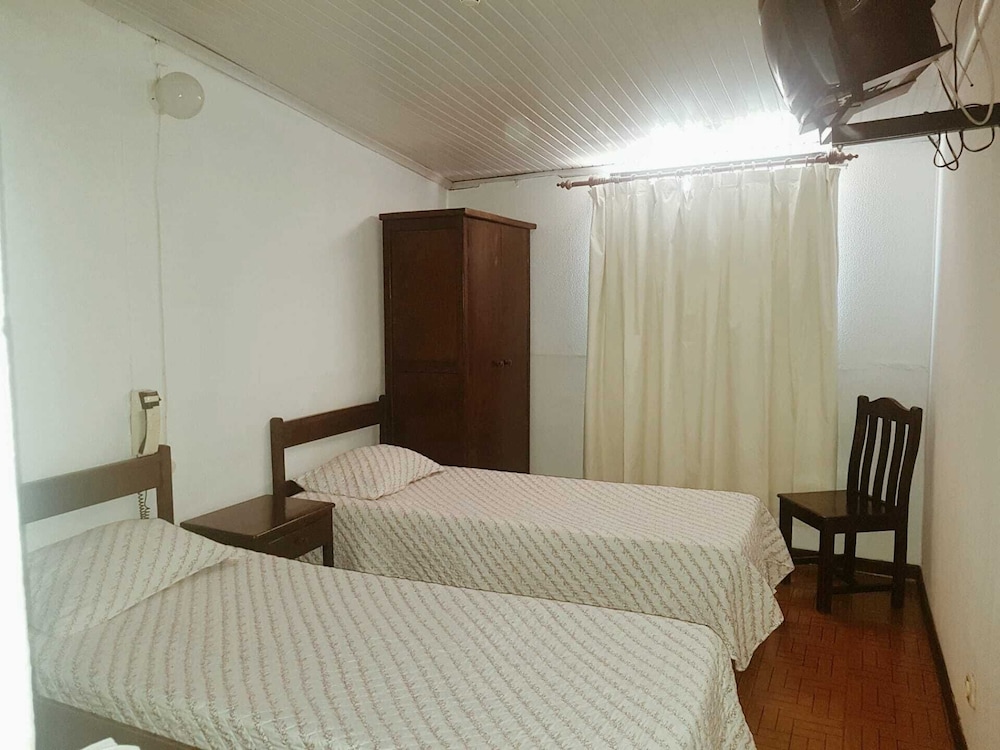 ROOM, TWIN BEDS
