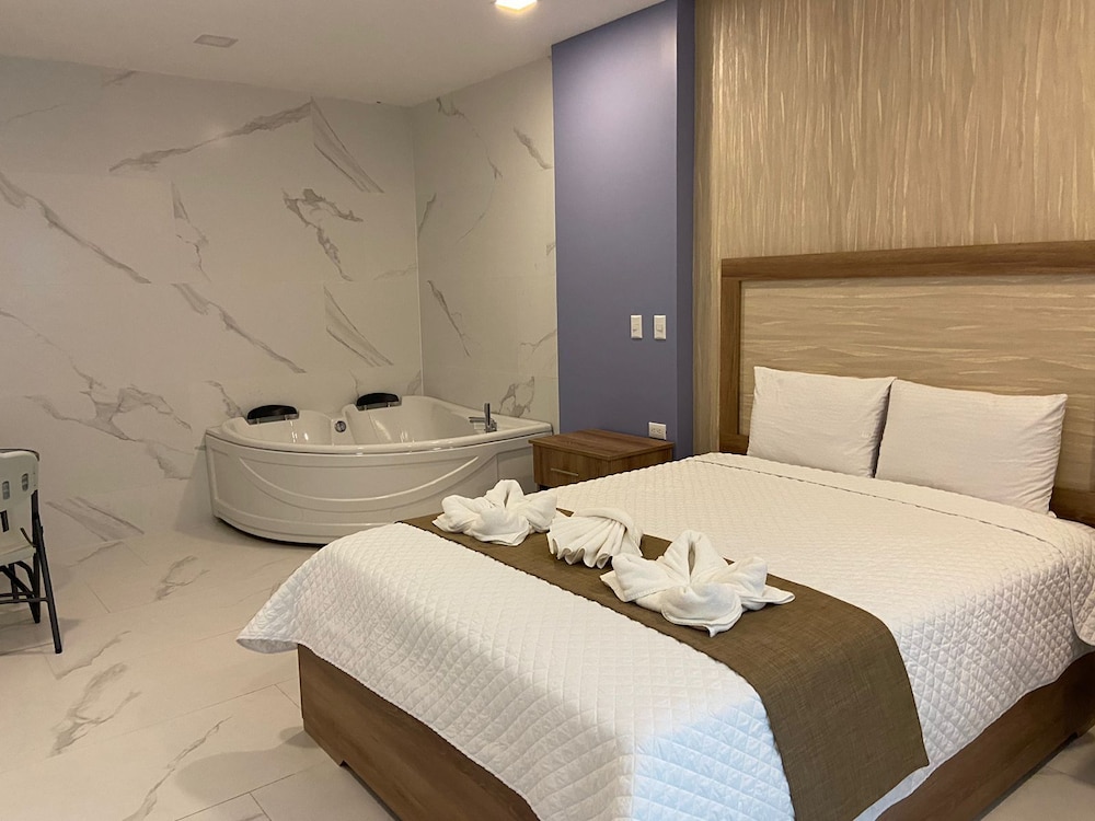 Hotel Cayuga 24/50