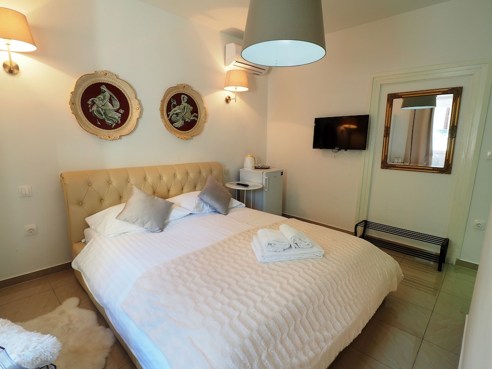 ROOM, DOUBLE BED