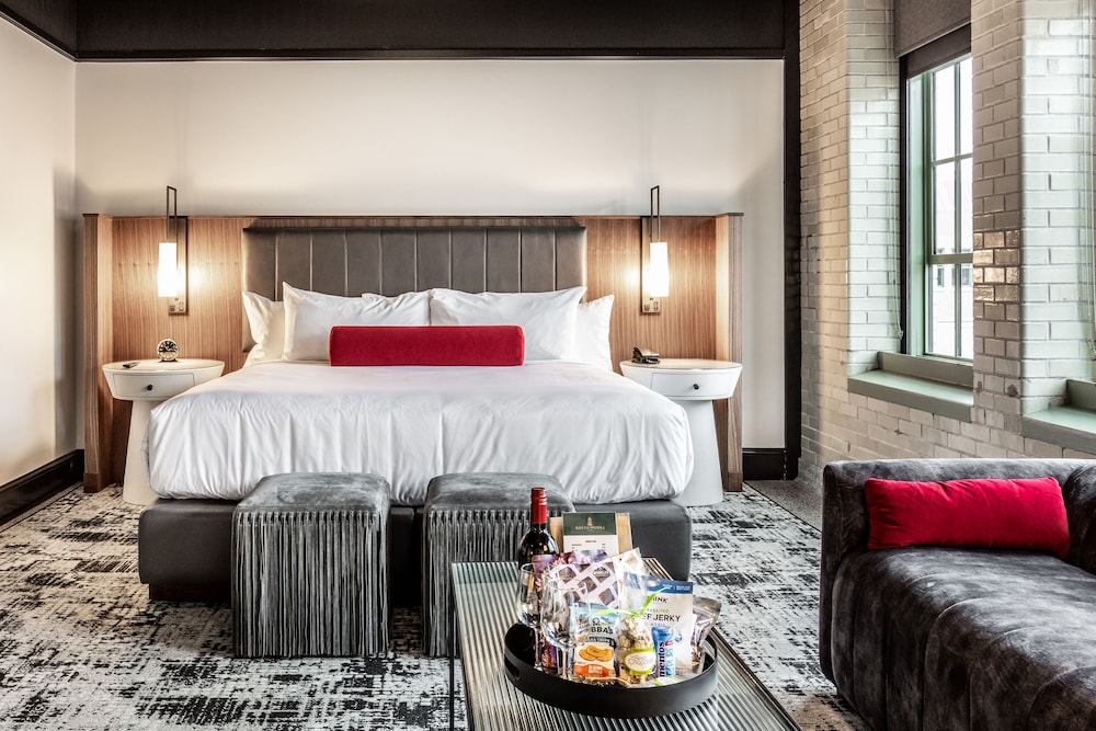 Landmark, King Bed, Accessible