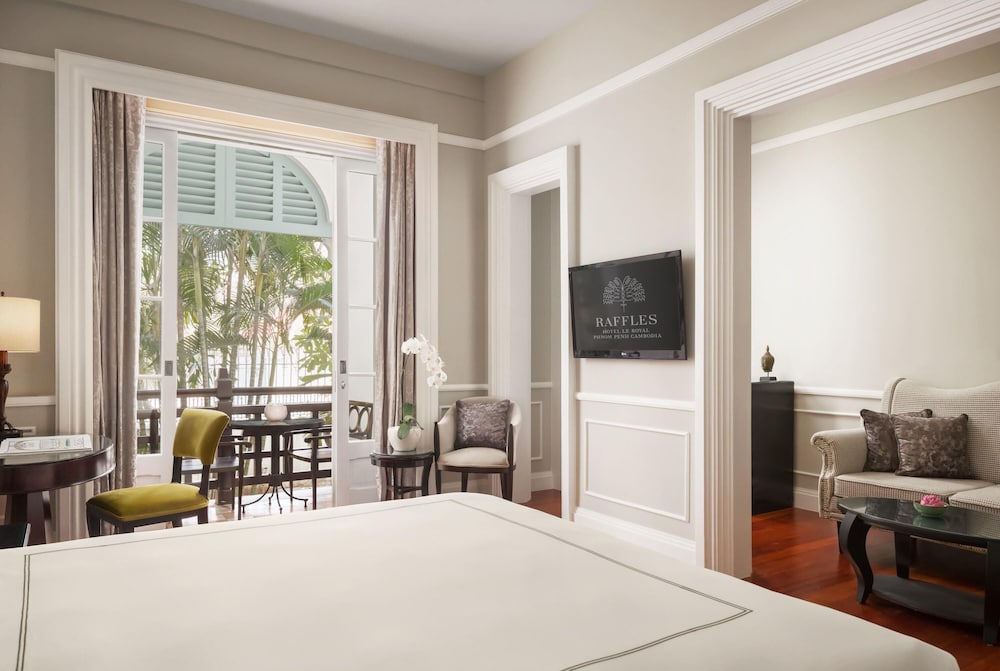 Colonial, Suite, King Bed 5/10