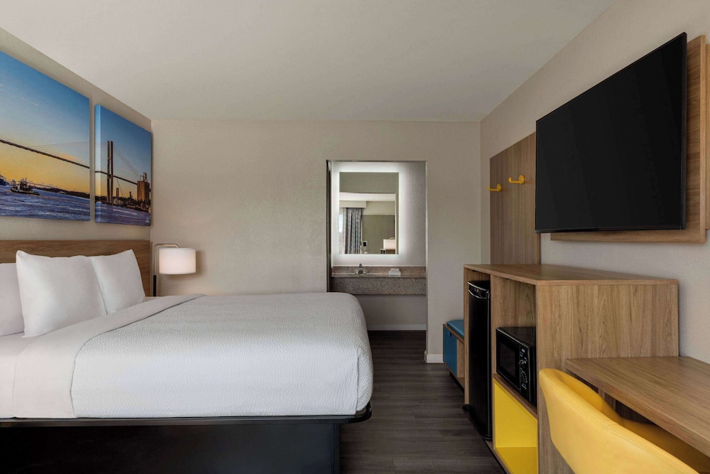 Deluxe, King Bed, Smoking