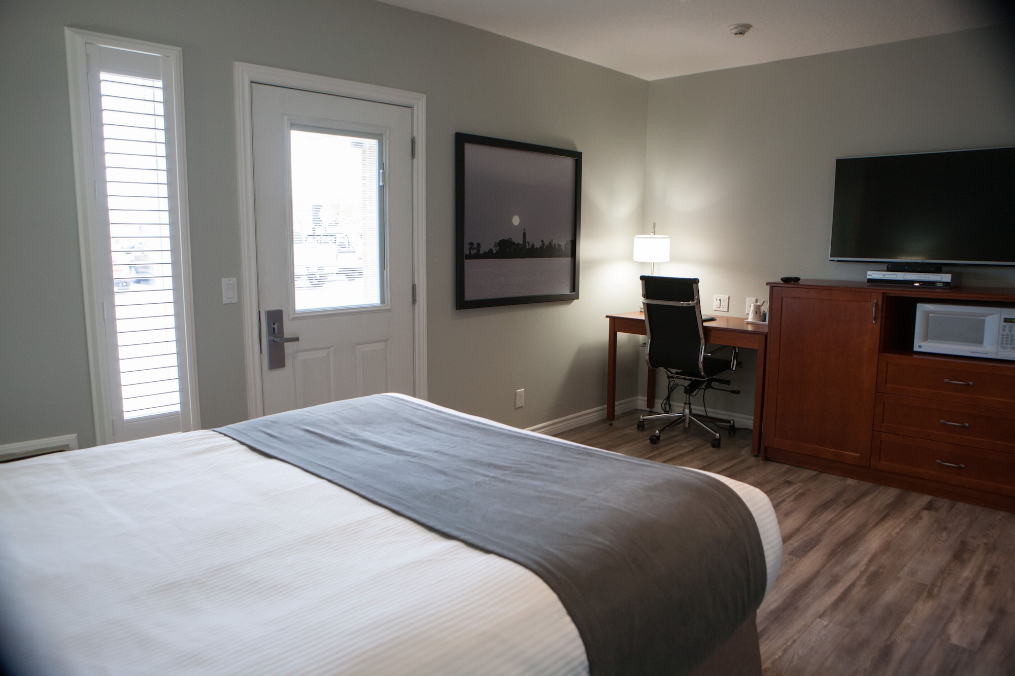 Room, Queen Bed, Street View, Low Floor