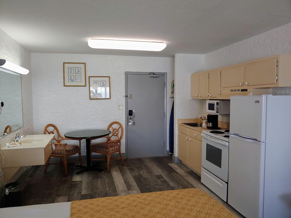 Casa Loma Inn 28/40