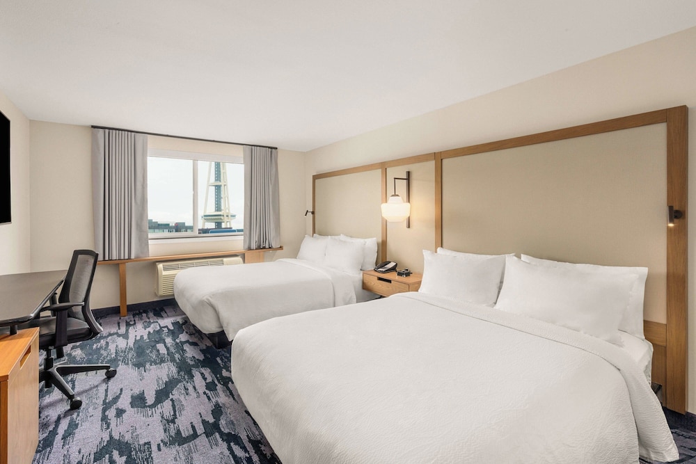 Room, 2 Queen Beds, Partial City View