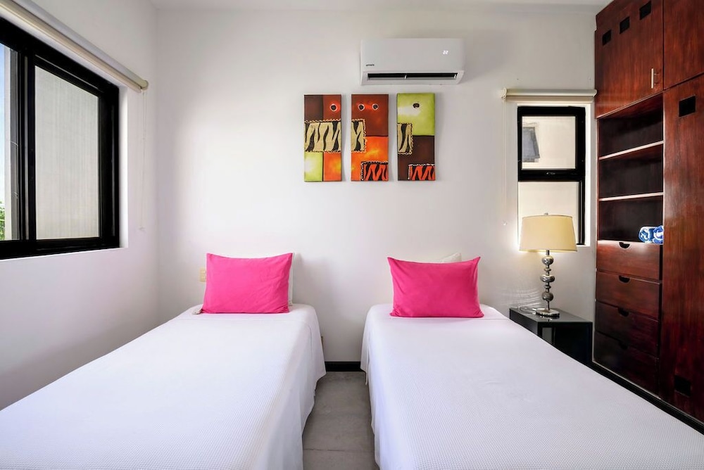 Velas Condos 14/48