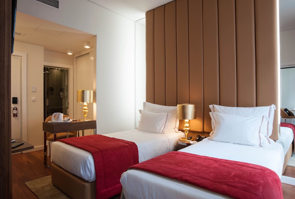 CITY, TWIN BEDS