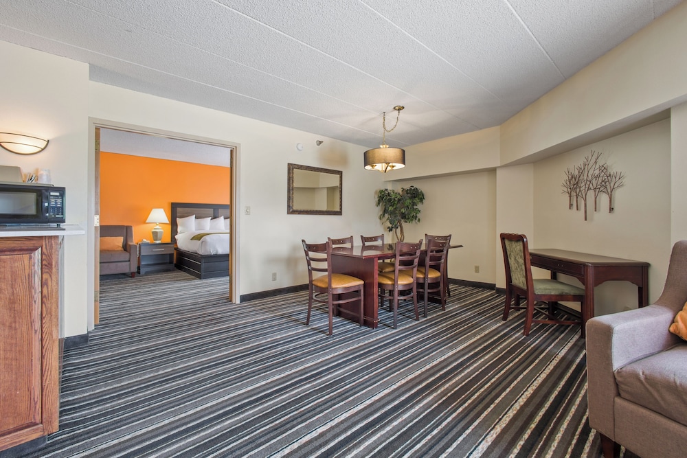 Crossroads Hotel Huron Event Center 27/50