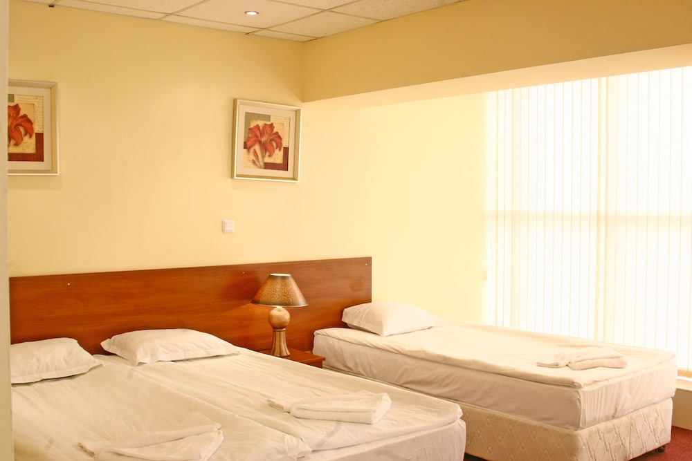 Avenue Hotel 15/50