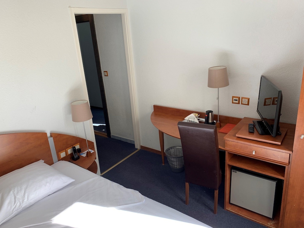Admiral Hotel 34/48