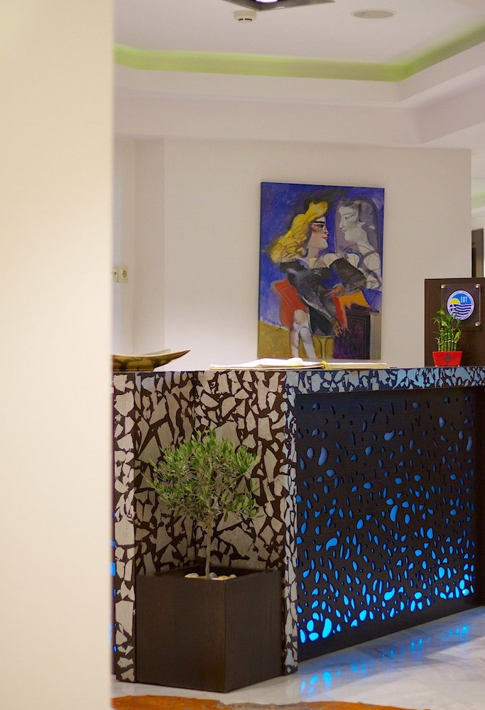 Steris Elegant Beach Hotel 4/70