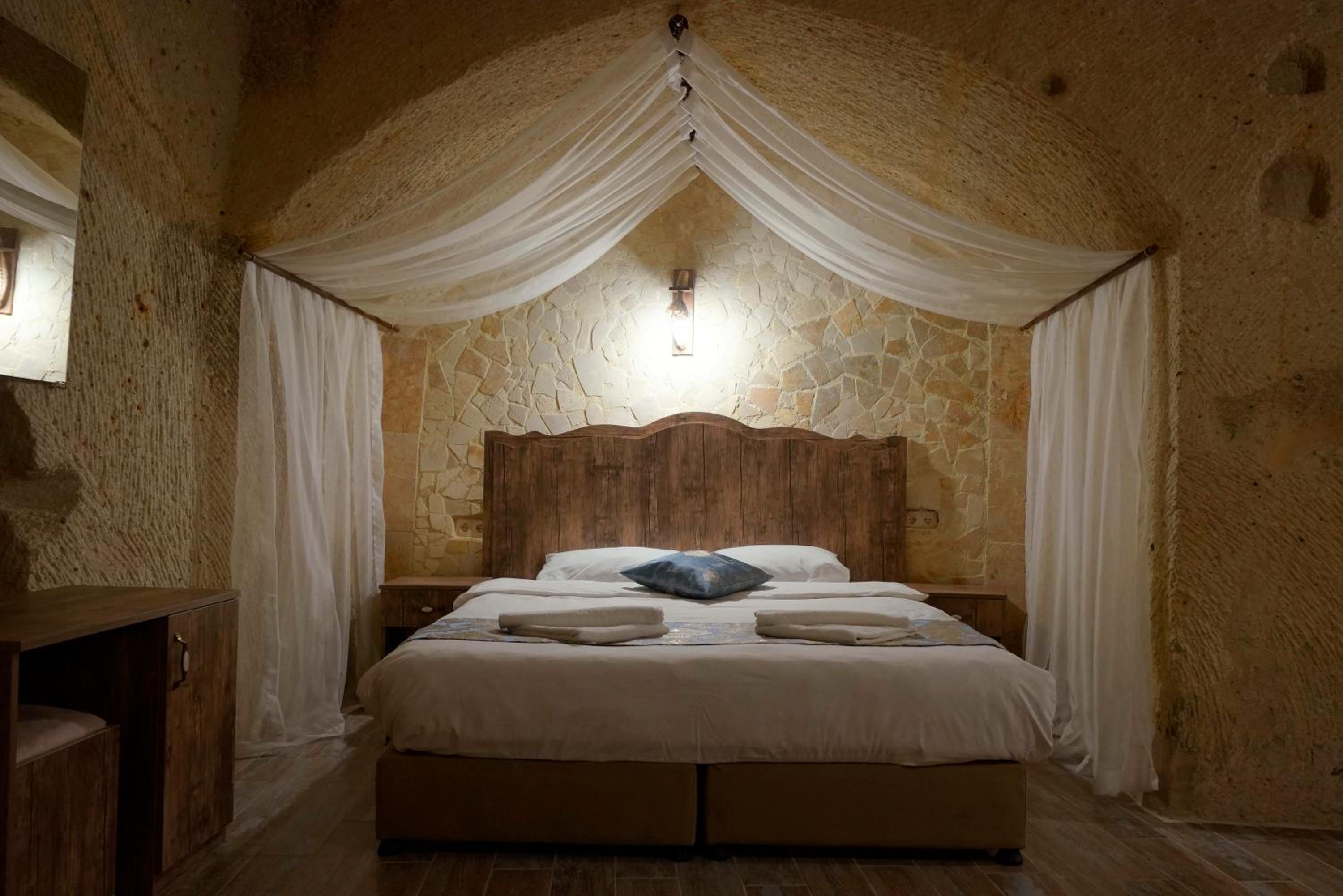 Cave, Superior, Double Bed