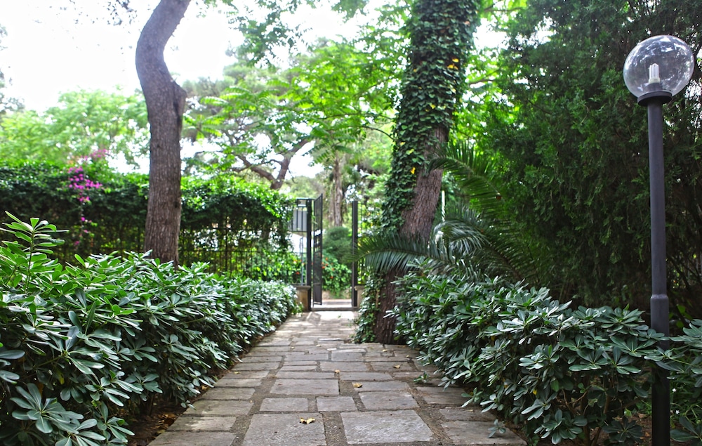 B AND B VIALE DEI PINI 36/48